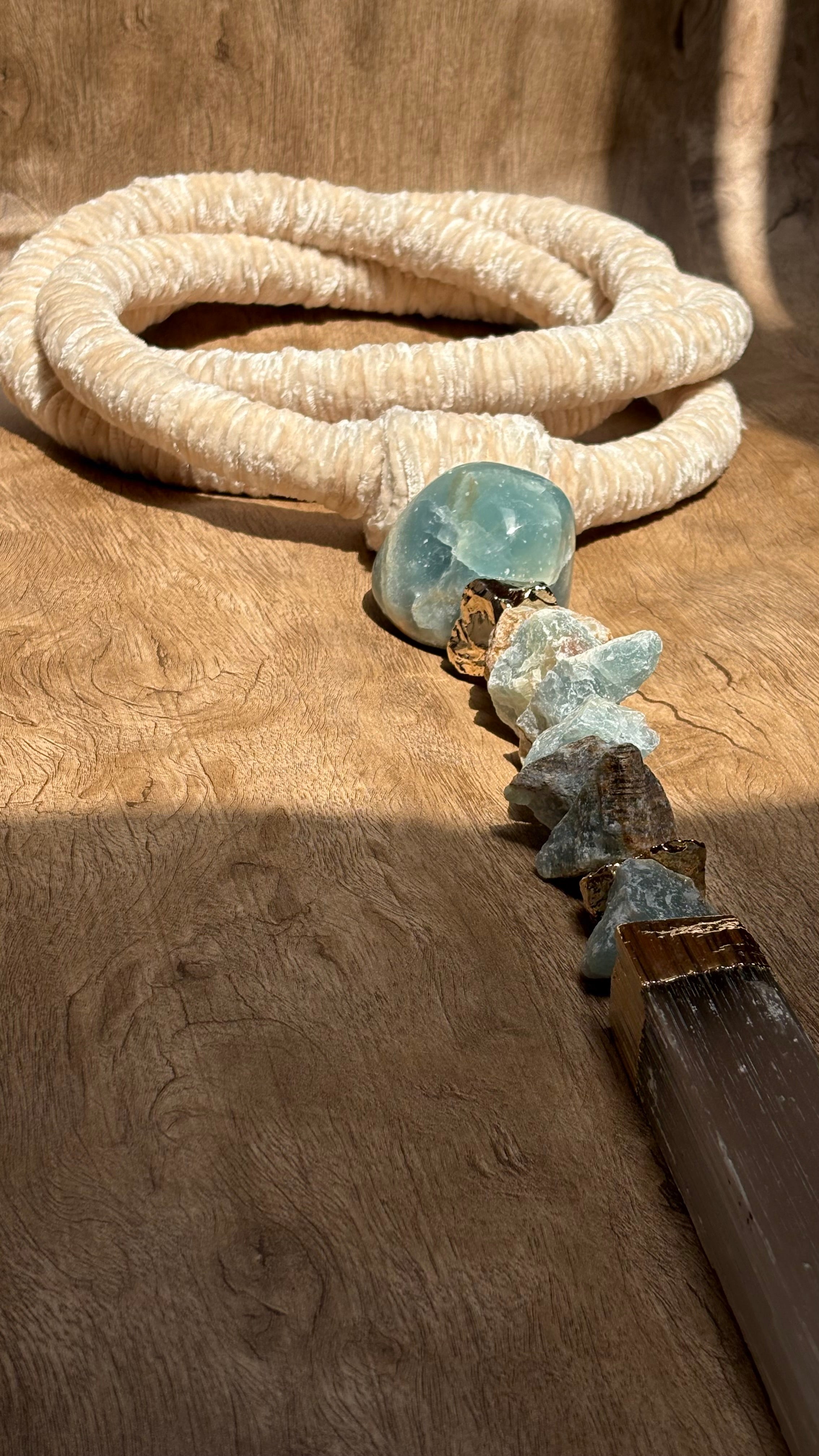 Colar de mesa Solar - Pedras naturais Ônix azul bruta e Selenita
