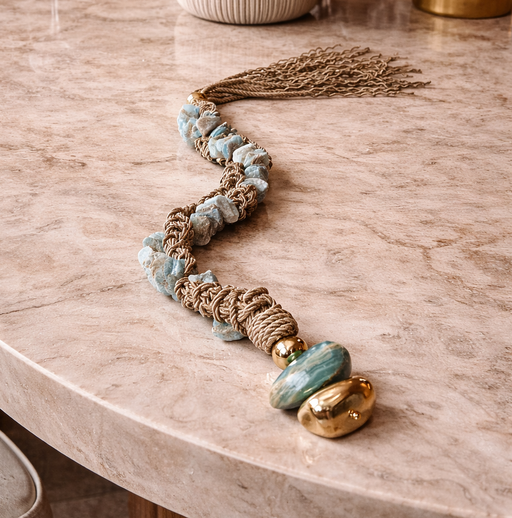 Colar de Mesa Manoela - Trançado com Macrame e Ônix Azul