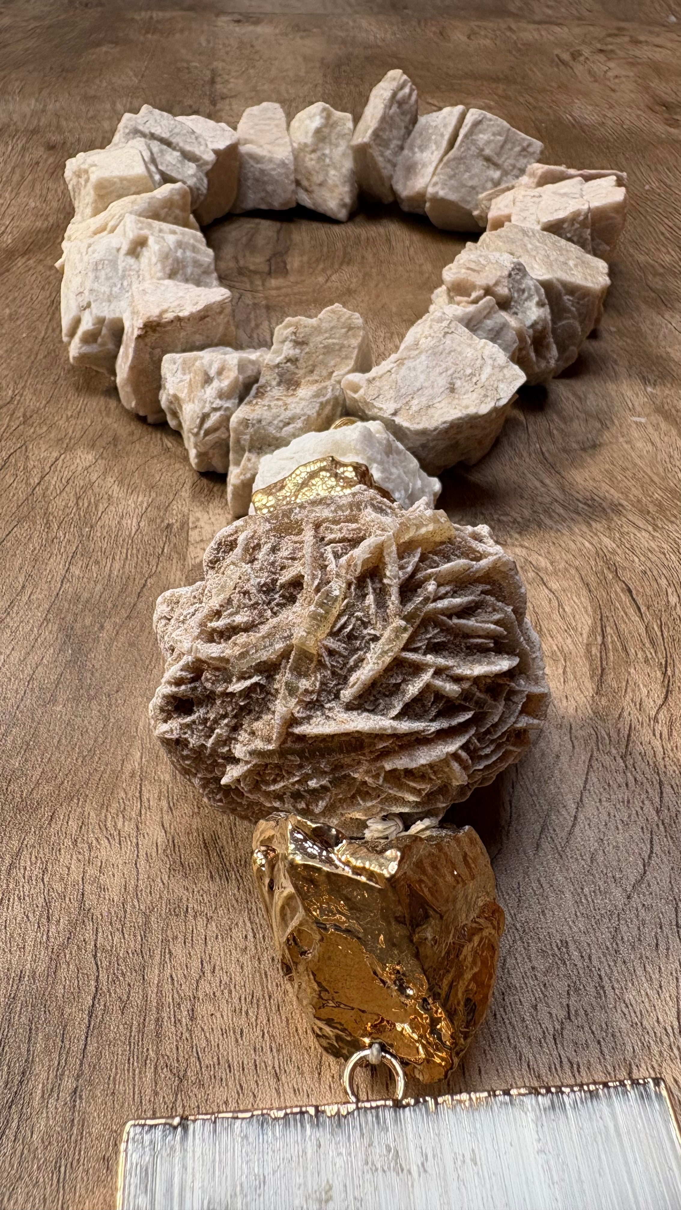 Colar de Mesa Diógenes - Pedra feldspato com selenita banhada.