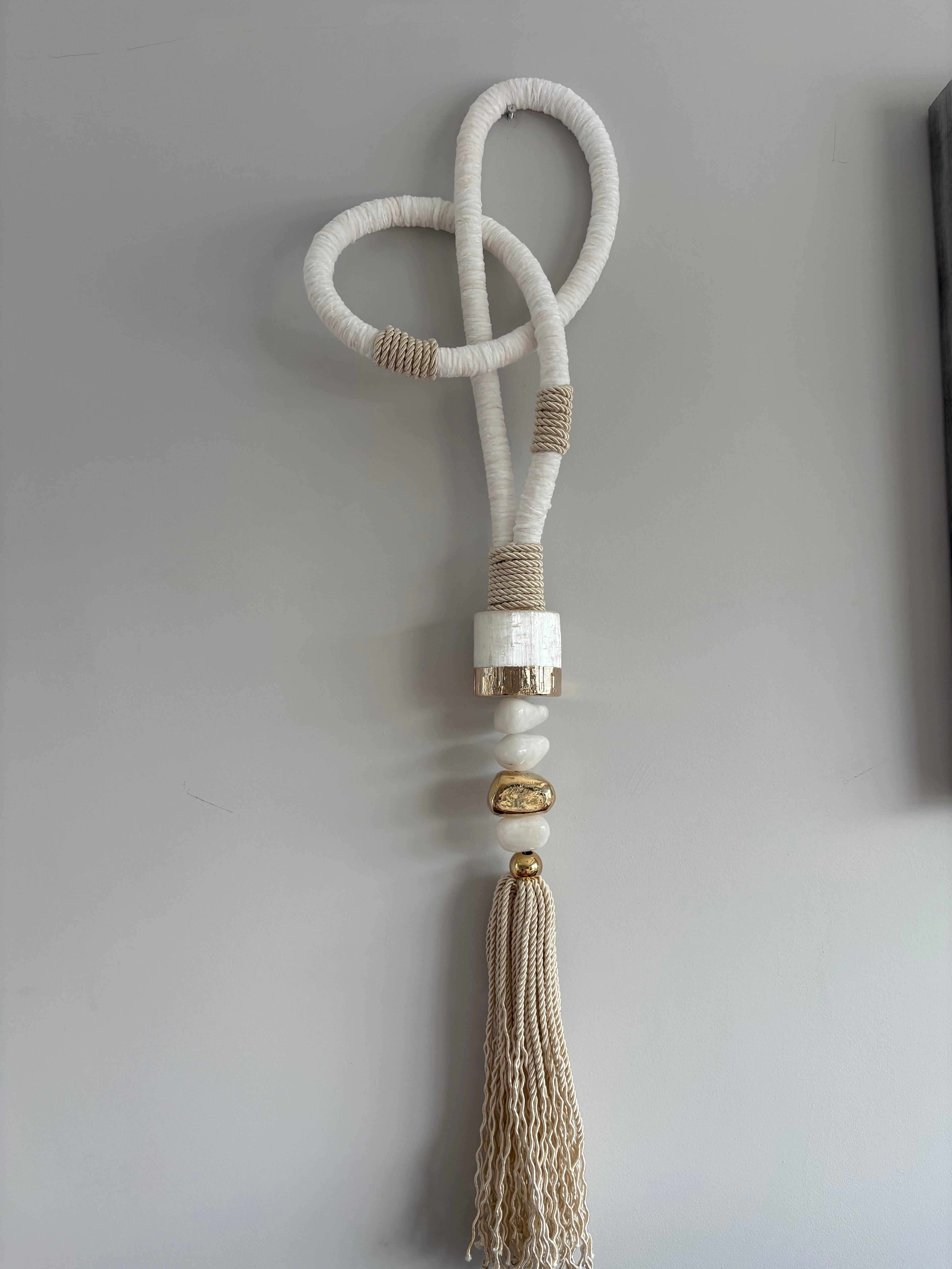 Colar de Parede Melania - Pedras naturais de quartzo branco e selenita banhada.