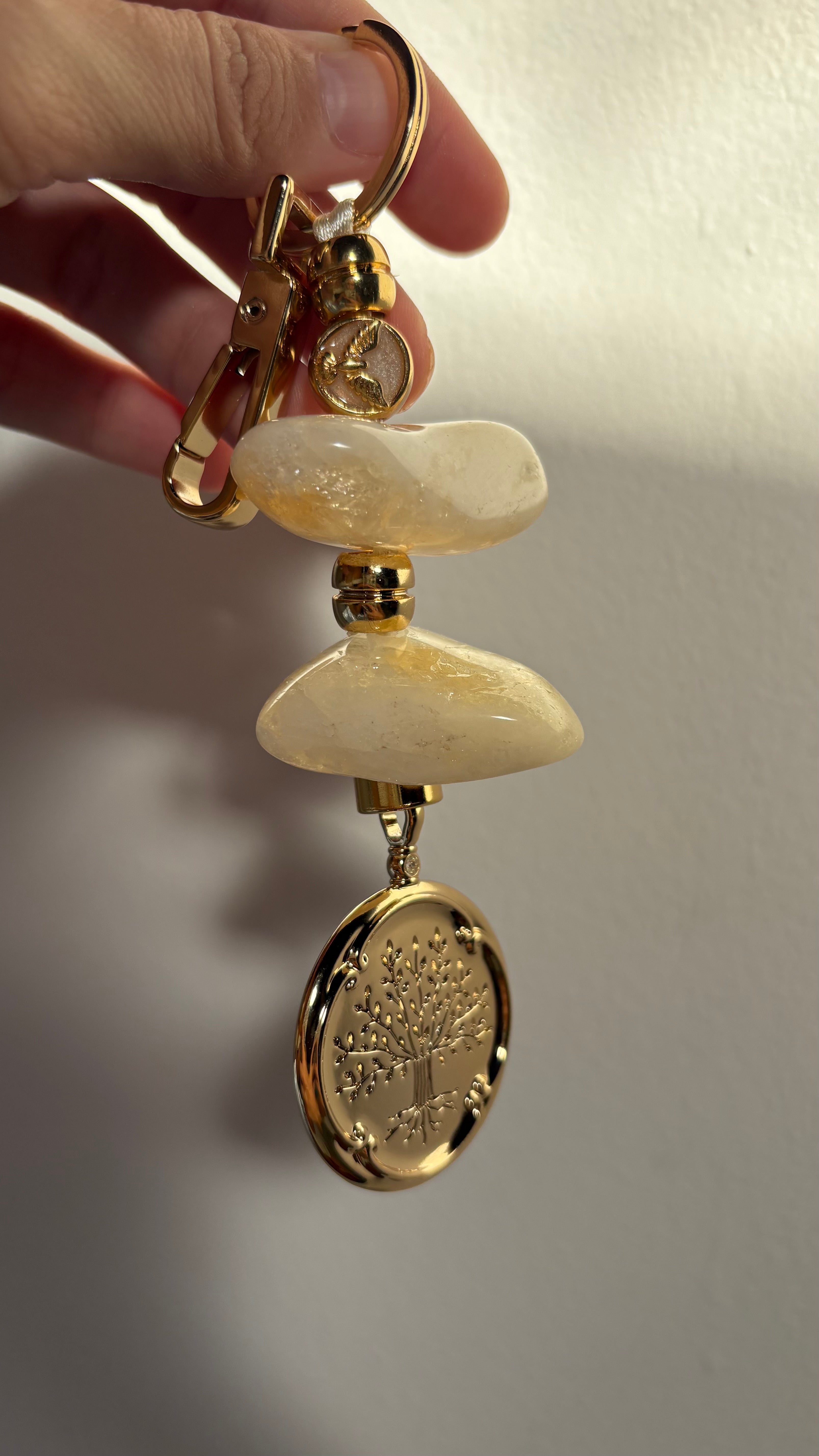 Amuleto de Proteção de Pedras Naturais - Citrino e Medalha da Família - Chaveiro