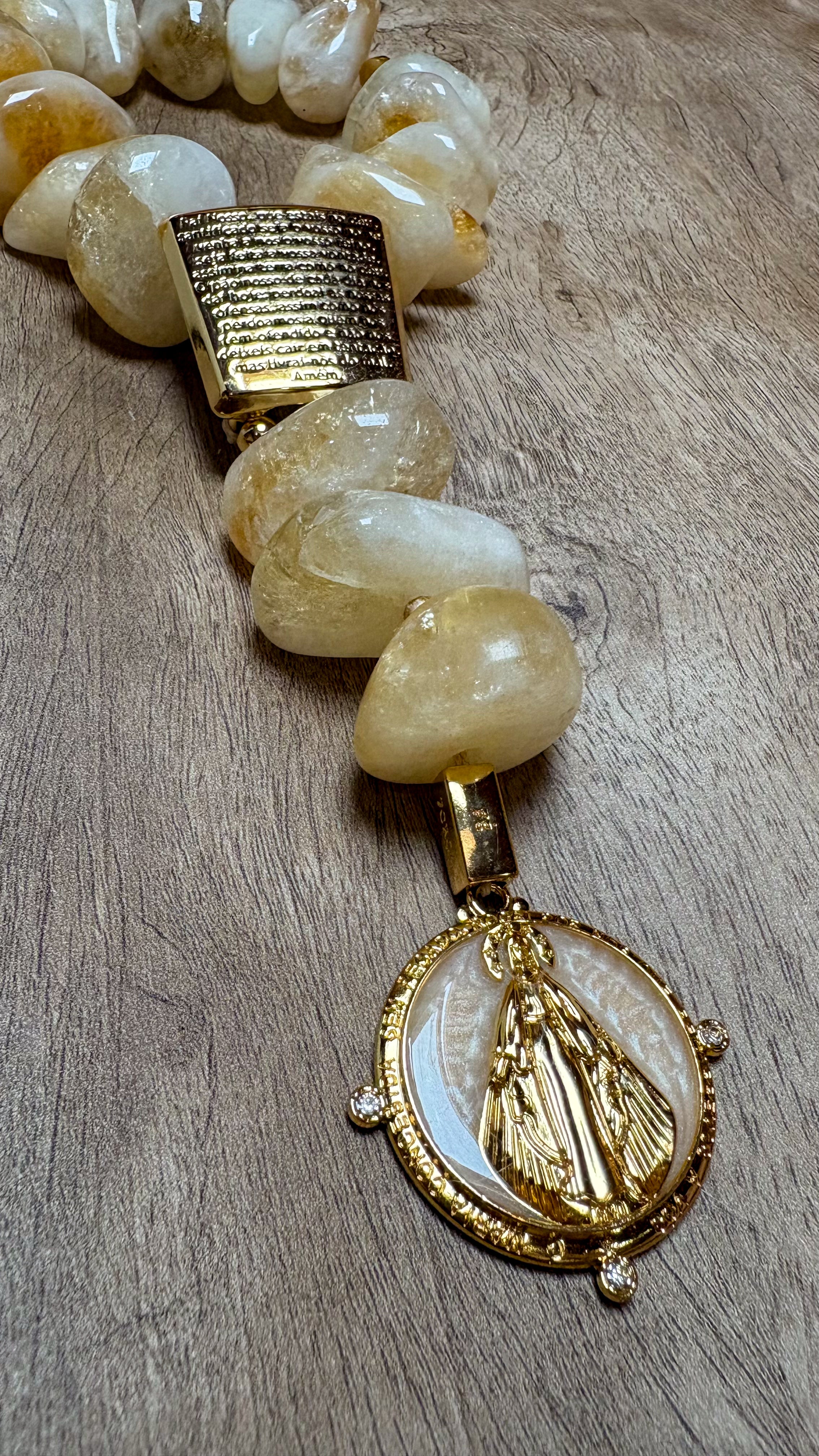 Terço Decorativo Pai Nosso de pedras naturais Citrino com medalha da Nossa Senhora