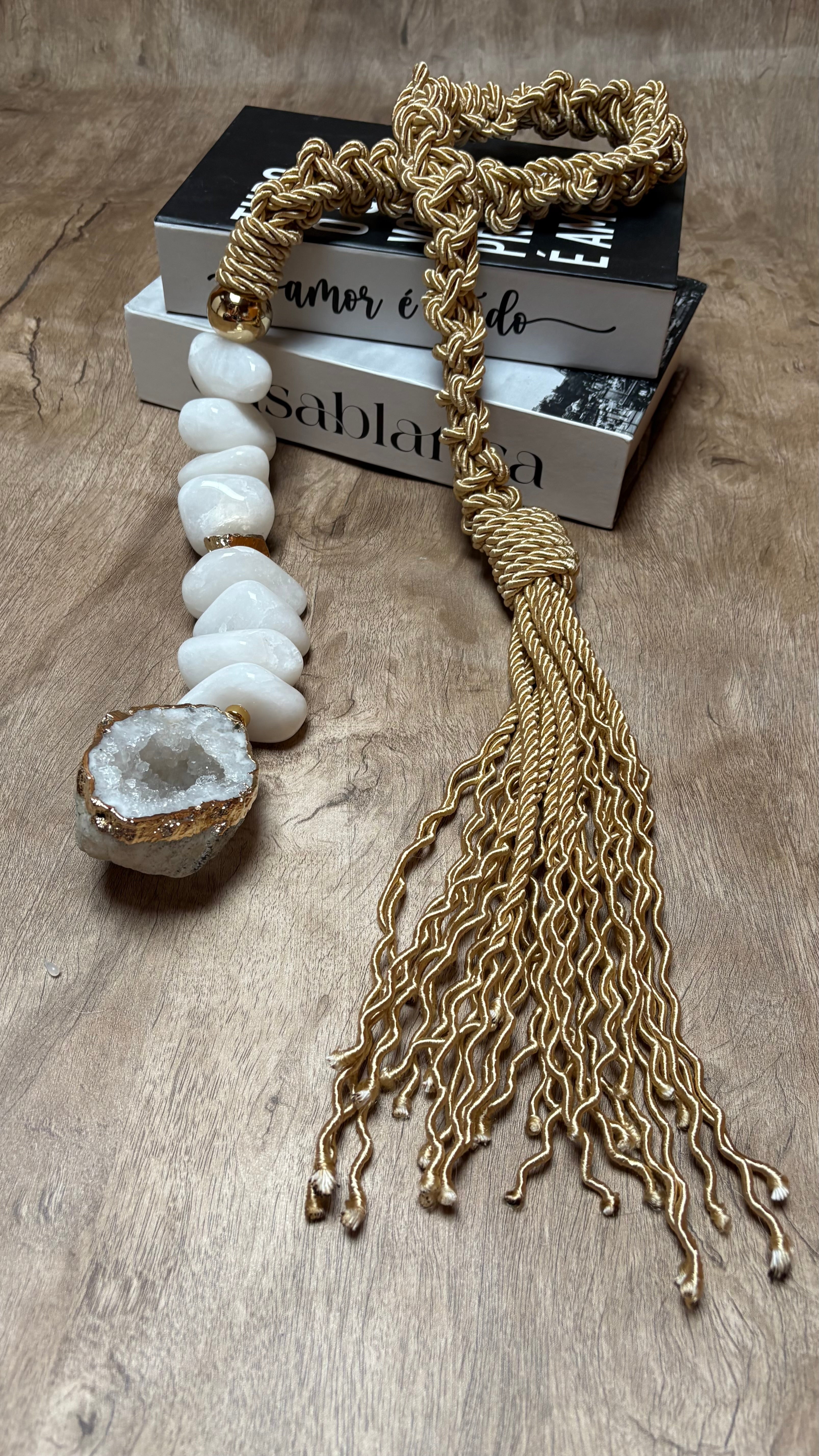 Colar Decorativo de Quartzo Branco, Pedra do Marrocos e Macrame