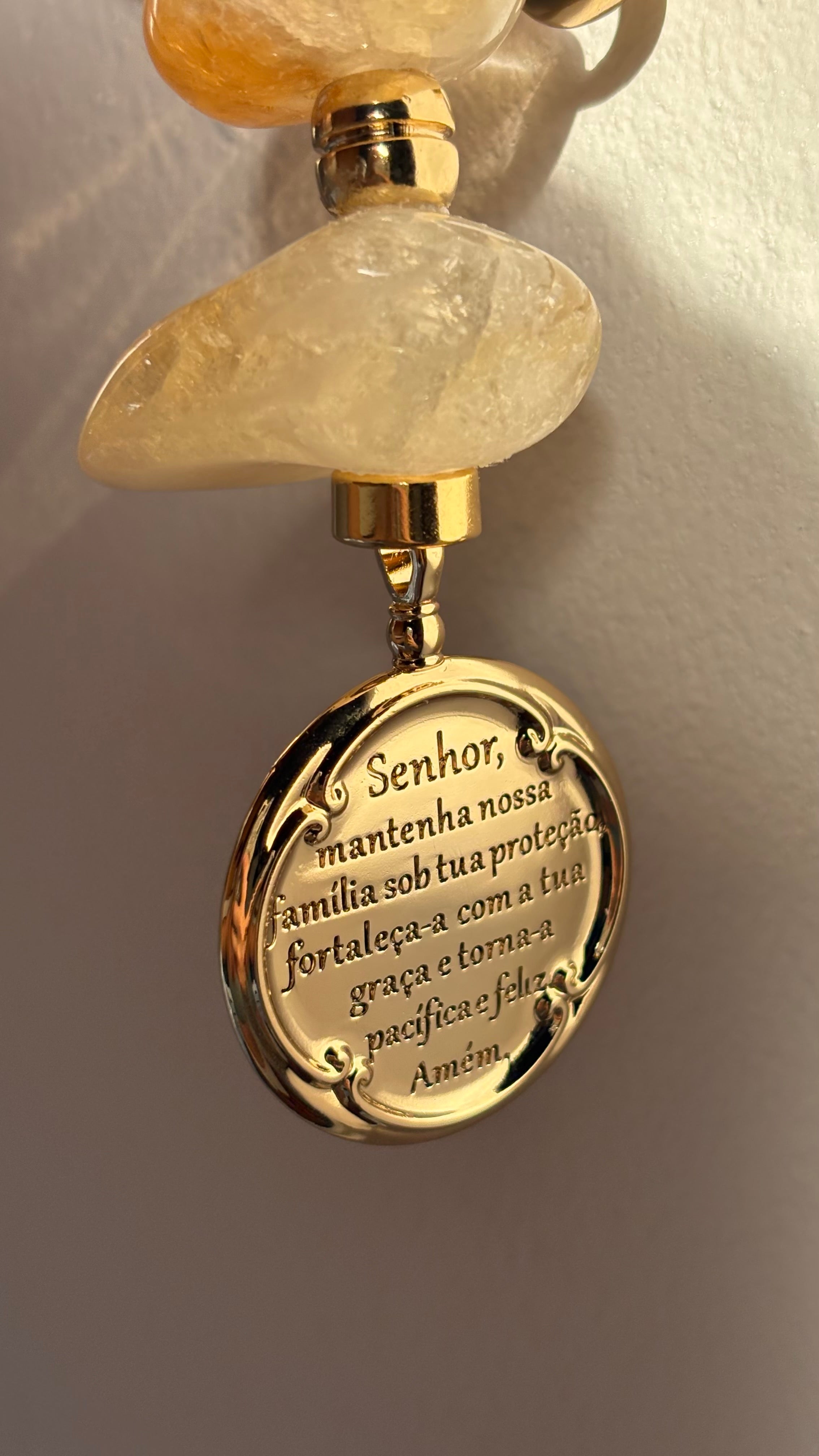 Amuleto de Proteção de Pedras Naturais - Citrino e Medalha da Família - Chaveiro