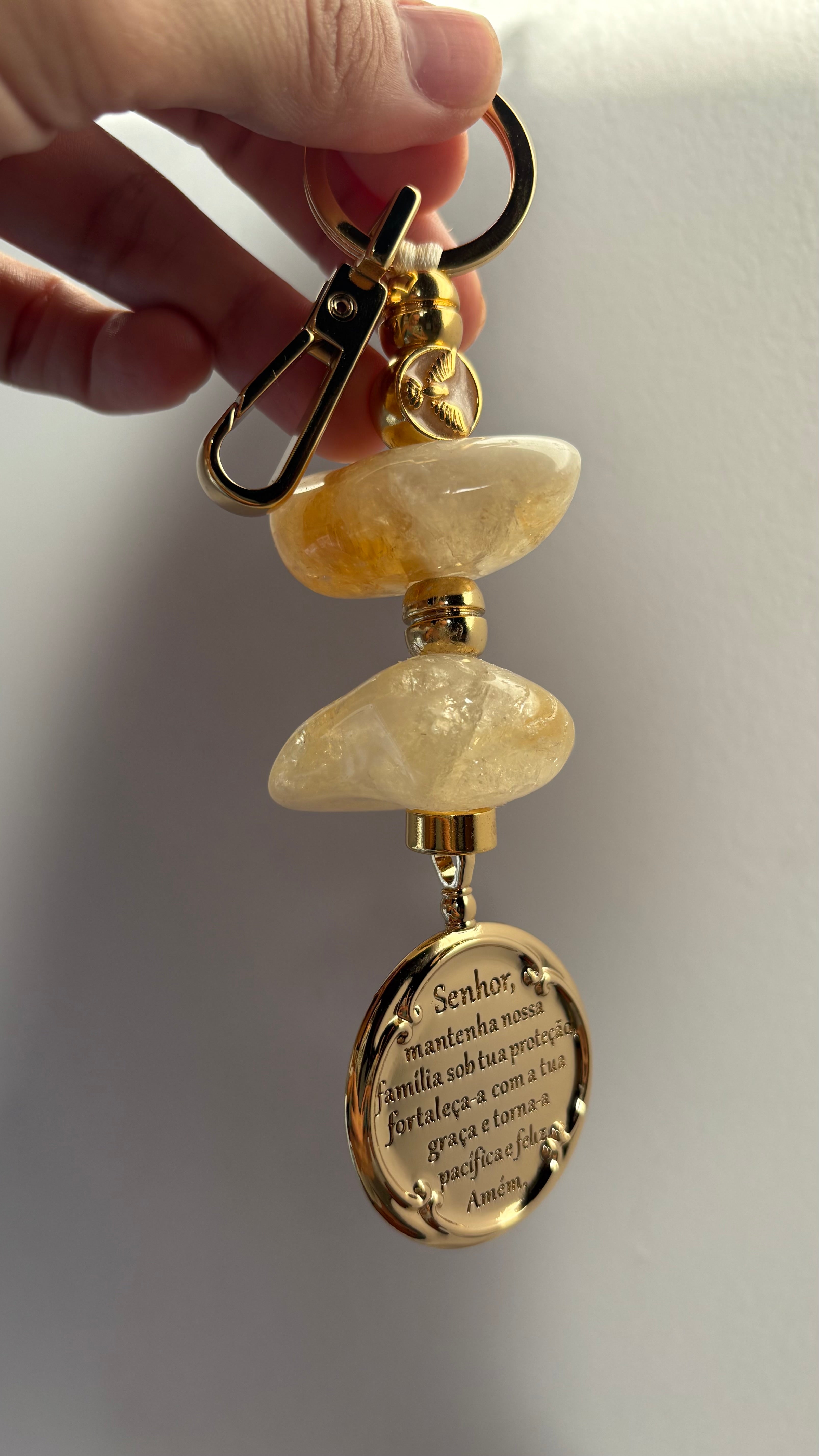 Amuleto de Proteção de Pedras Naturais - Citrino e Medalha da Família - Chaveiro