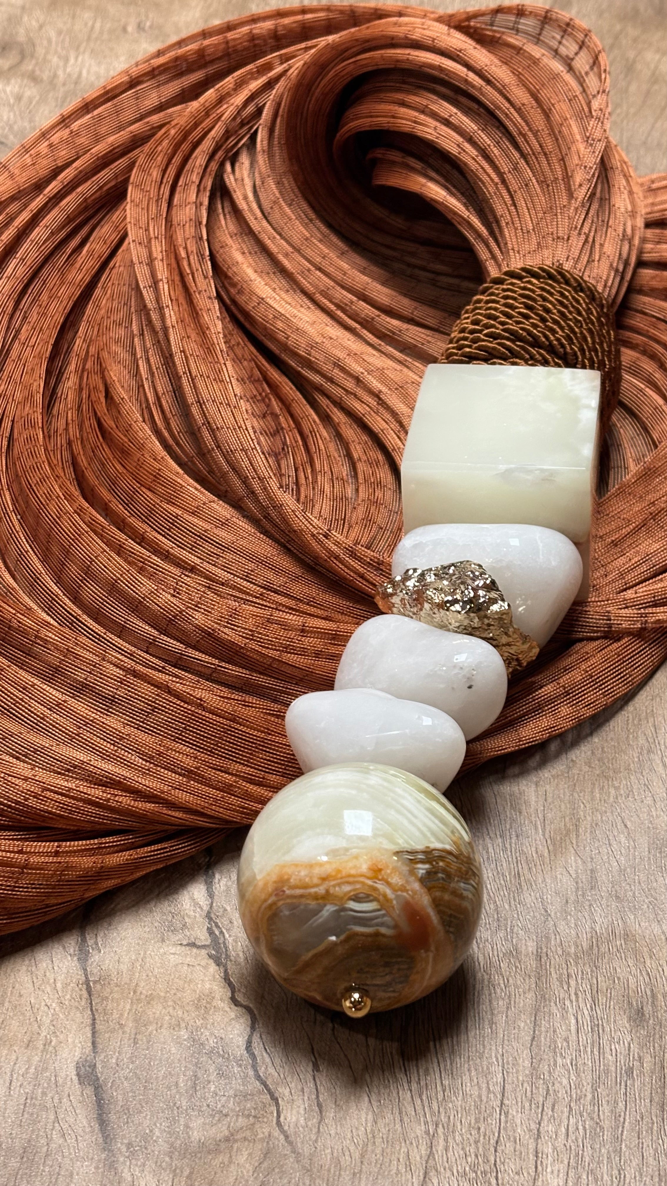 Colar de Mesa Ônix & Quartzo Branco com Detalhe Dourado