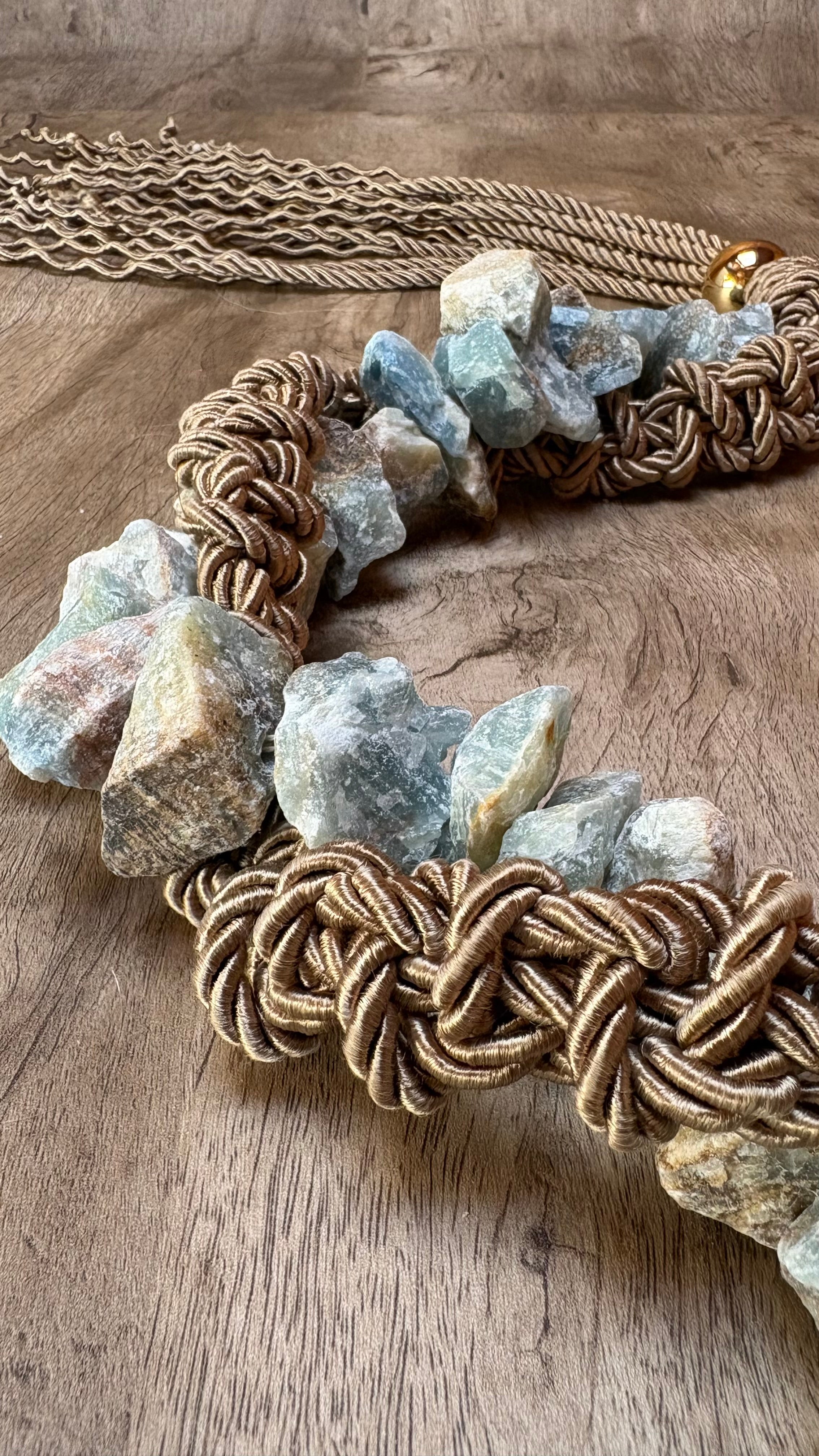 Colar de Mesa Manoela - Trançado com Macrame e Ônix Azul