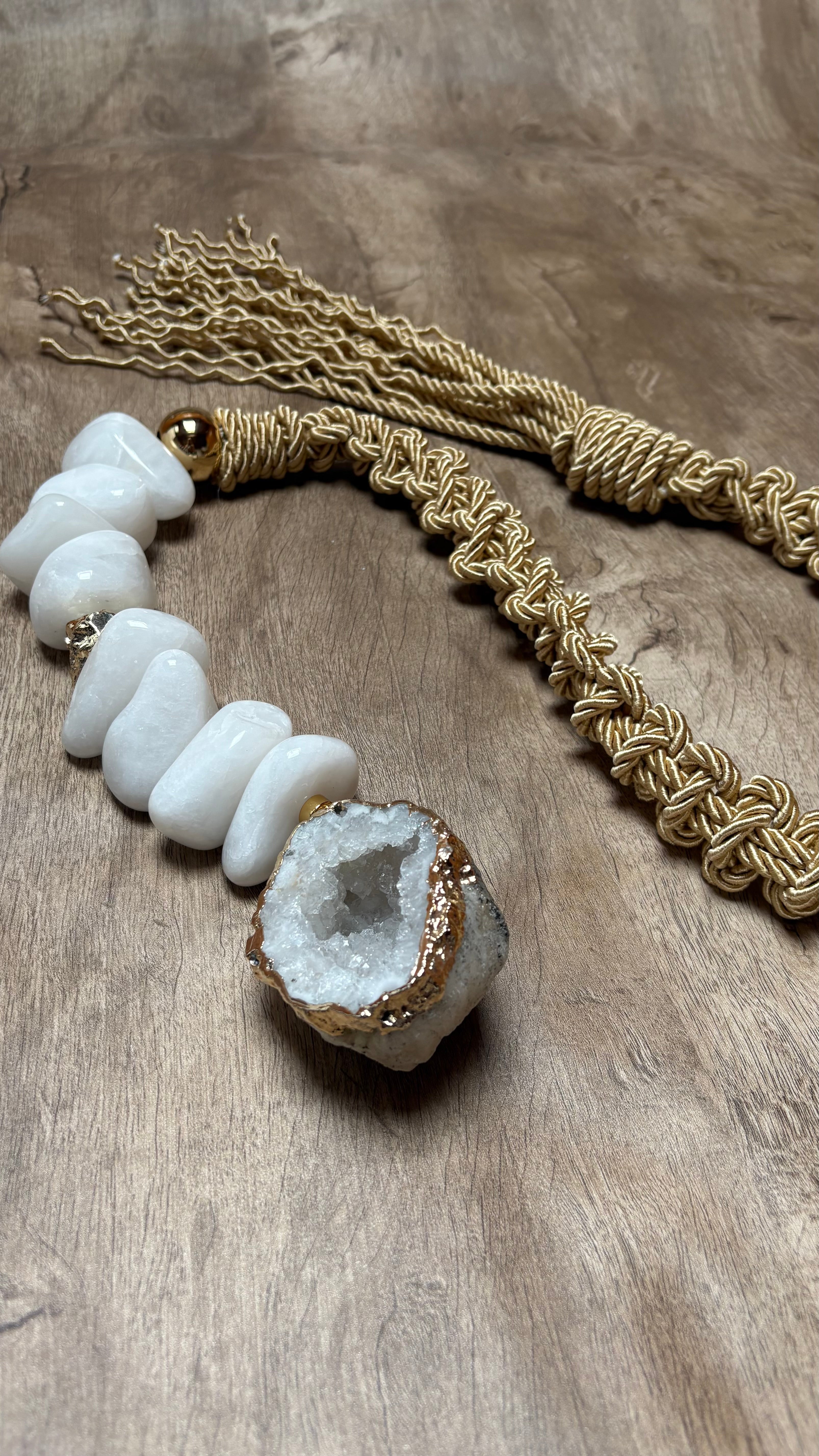 Colar Decorativo de Quartzo Branco, Pedra do Marrocos e Macrame