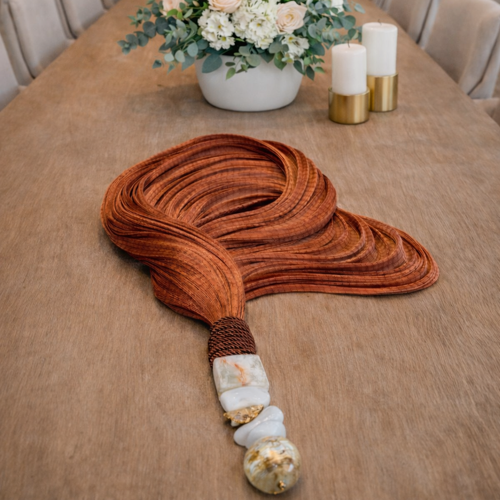 Colar de Mesa Ônix & Quartzo Branco com Detalhe Dourado