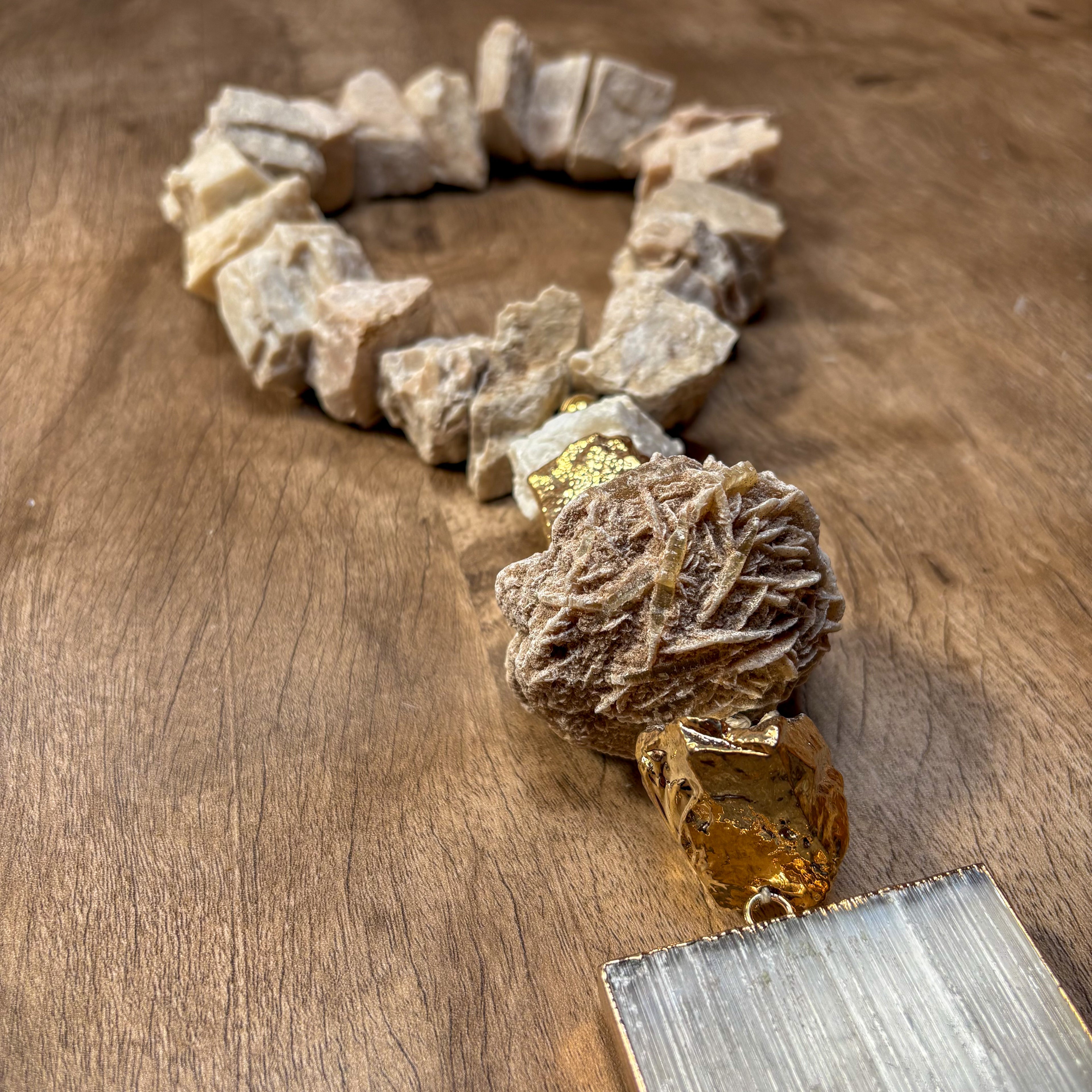 Colar de Mesa Diógenes - Pedra feldspato com selenita banhada.