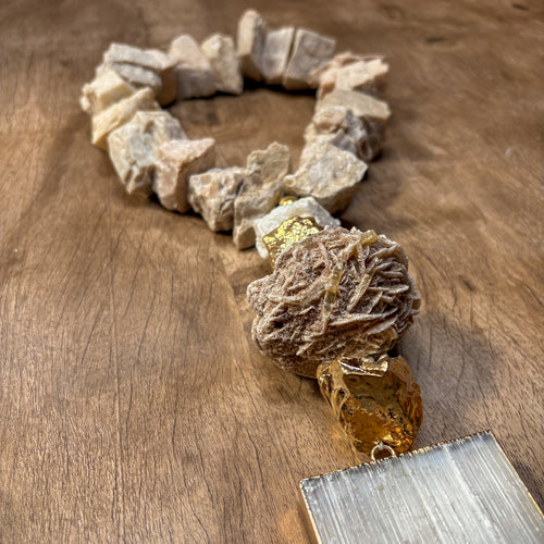 Colar de Mesa Diógenes - Pedra feldspato com selenita banhada.