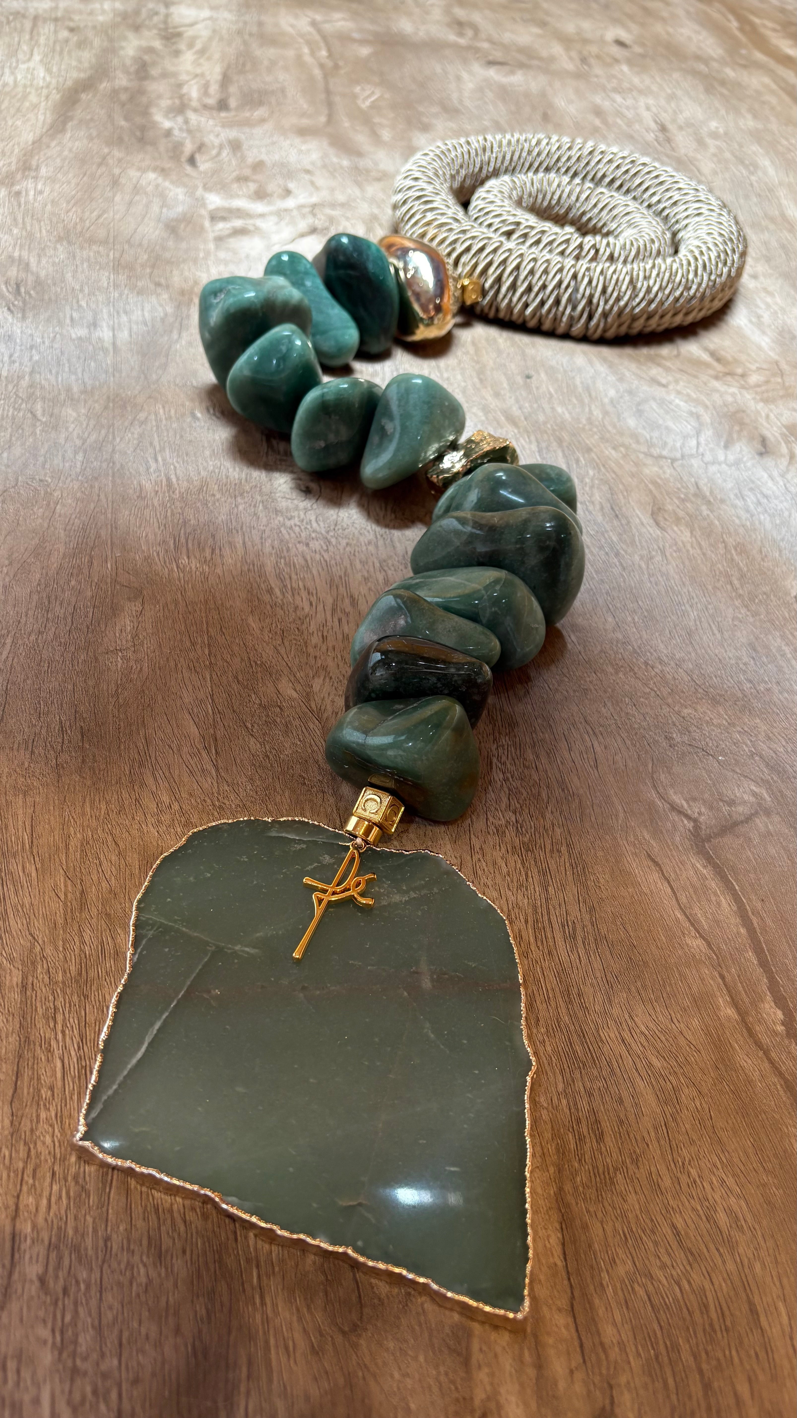 Colar de Mesa Fialho com pedras naturais - Quartzo verde com Macrame.