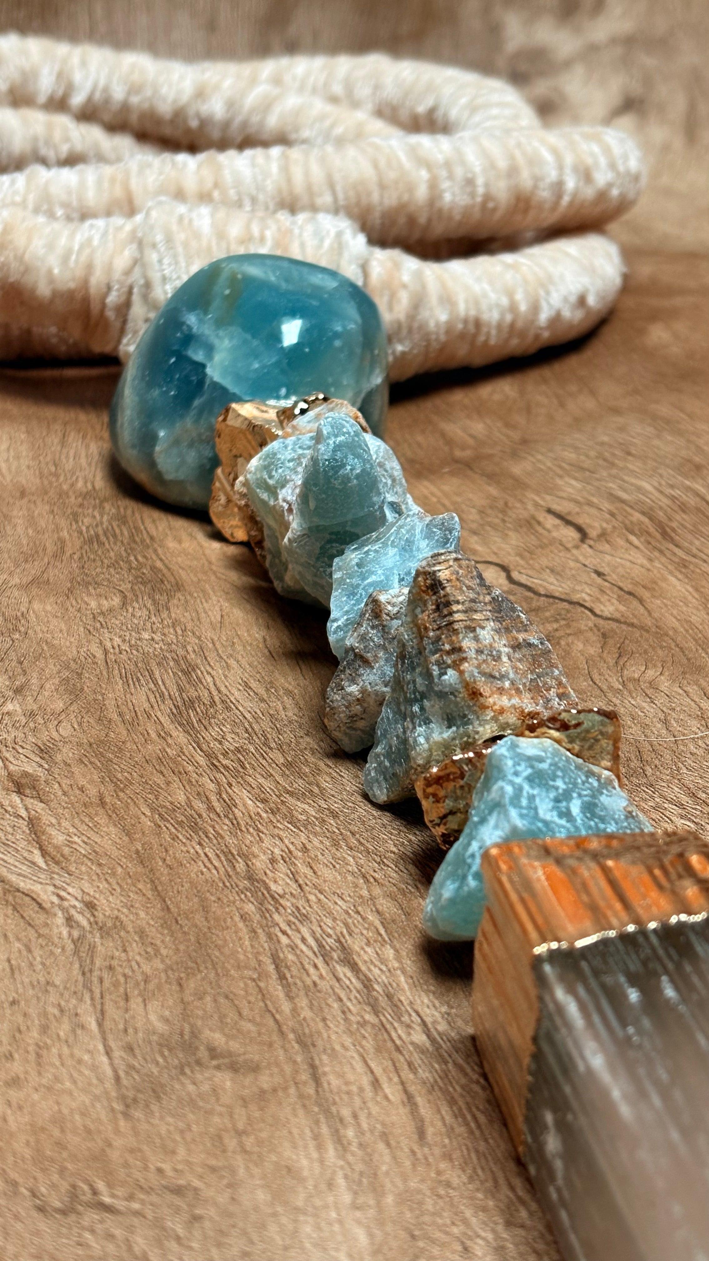 Colar de mesa Solar - Pedras naturais Ônix azul bruta e Selenita
