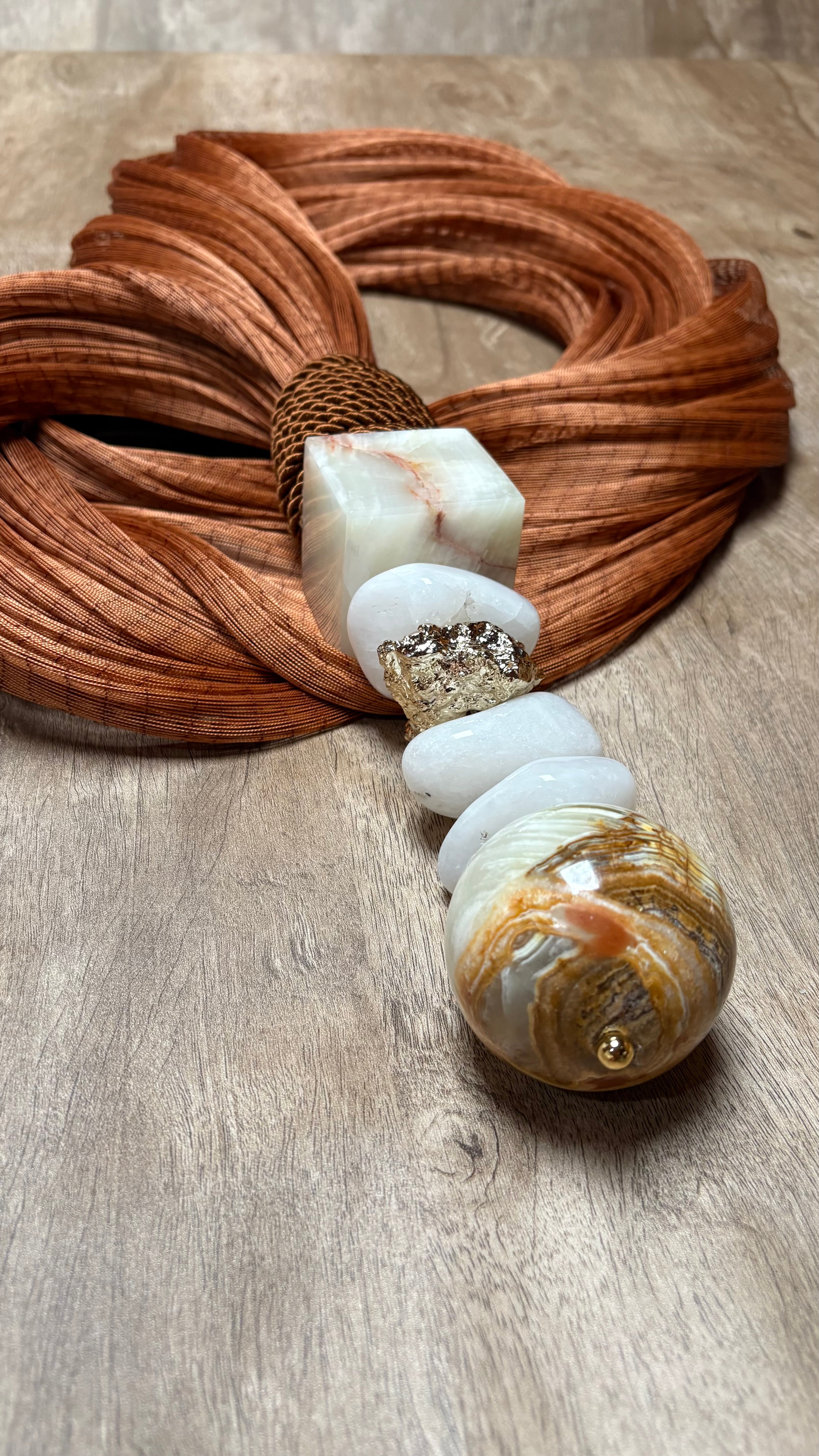 Colar de Mesa Ônix & Quartzo Branco com Detalhe Dourado
