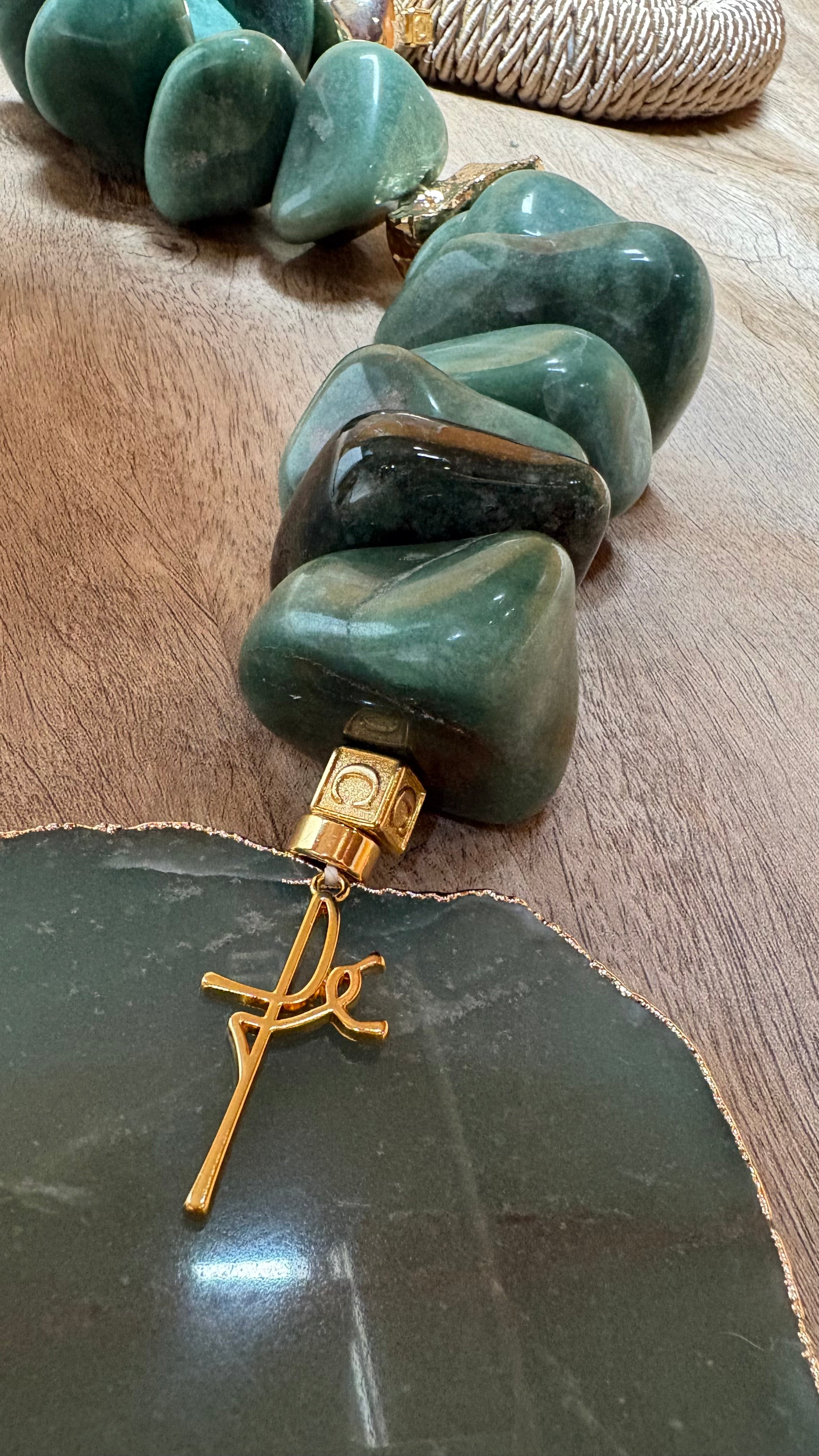 Colar de Mesa Fialho com pedras naturais - Quartzo verde com Macrame.