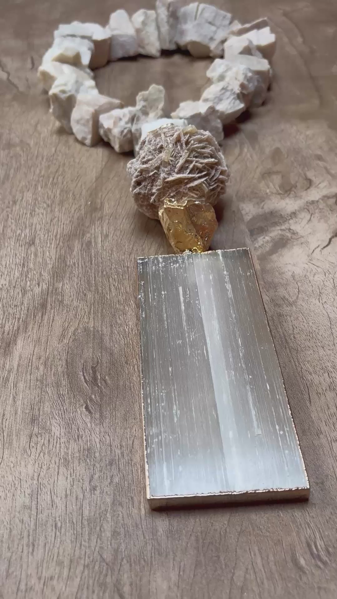 Colar de Mesa Diógenes - Pedra feldspato com selenita banhada.